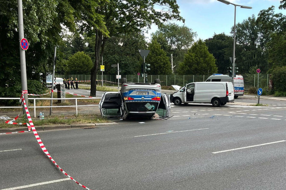 Das Polizeiauto ist mit einem weißen Mercedes-Transporter zusammengekracht.
