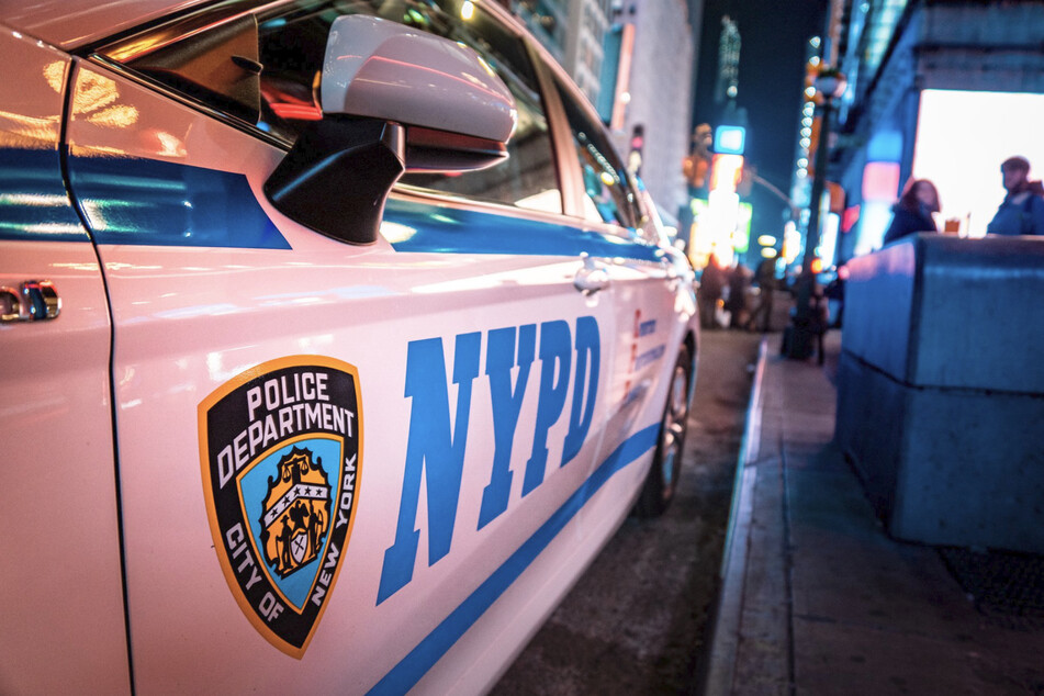 Wie der Tote ums Leben gekommen ist, konnte das New York City Police Department noch nicht sagen.