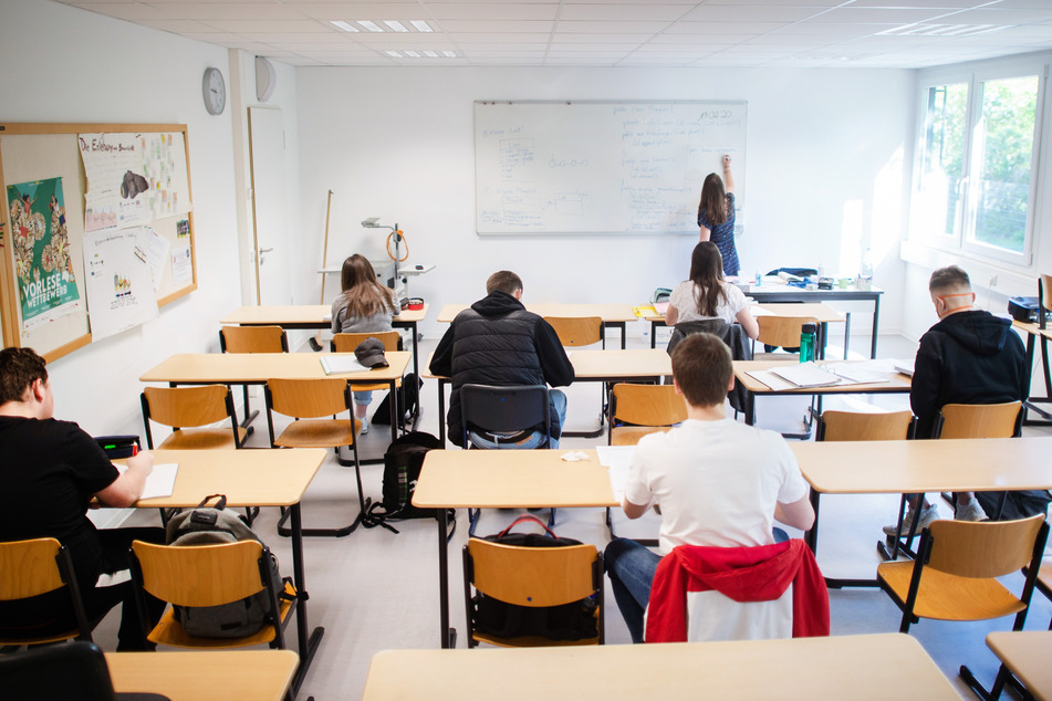 Die Corona-Pandemie schlägt sich auch an Schulen in Nordrhein-Westfalen weiter deutlich nieder.