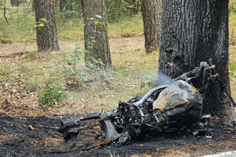 Das Motorrad und der Baum fingen Feuer.