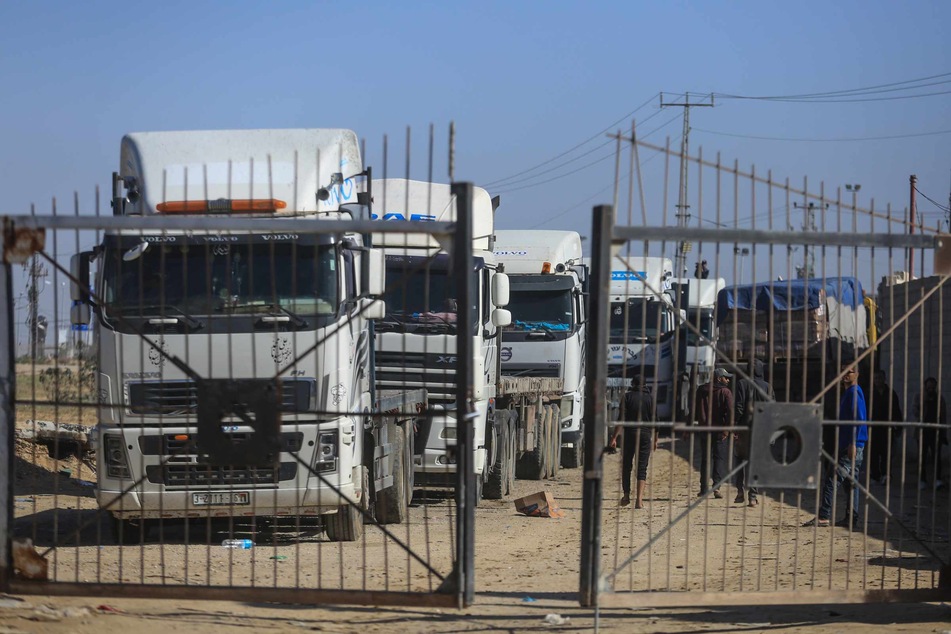 Stunden nach Beginn der viertägigen Waffenruhe zwischen Israel und radikal-islamistischen Terror-Organisation Hamas fahren Lastwagen mit humanitärer Hilfe, Treibstoff und Gas über den Grenzübergang Rafah von Ägypten in den Gazastreifen ein.