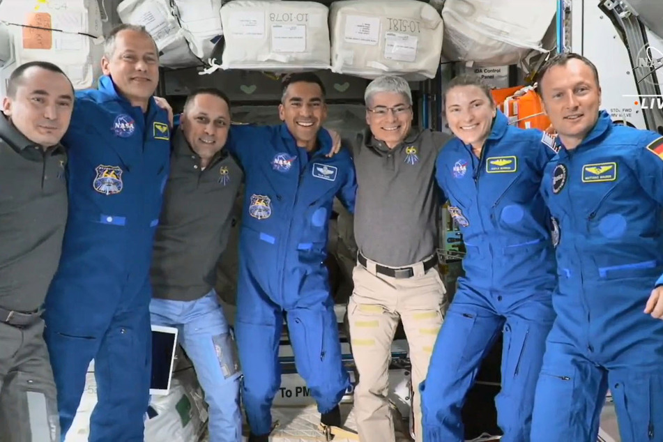 Die Crew der Internationalen Raumstation rund um den deutschen Astronauten Matthias Maurer (51, r.) musste wegen der Trümmer, die durch den russischen Raketentest entstanden waren, in Deckung gehen.