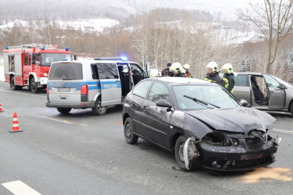 Vorfahrts-Crash im Erzgebirge: Straßensperrung zwischen Lauter und Aue
