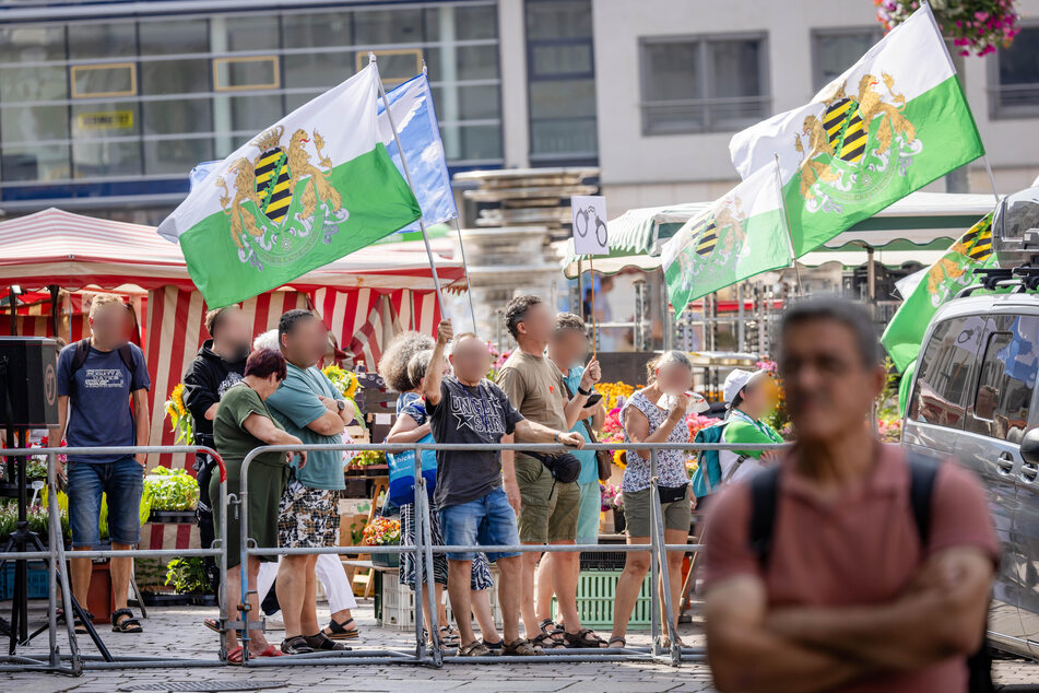 Die rechtsextremen Freien Sachsen riefen auf dem Neumarkt zum Gegenprotest auf.