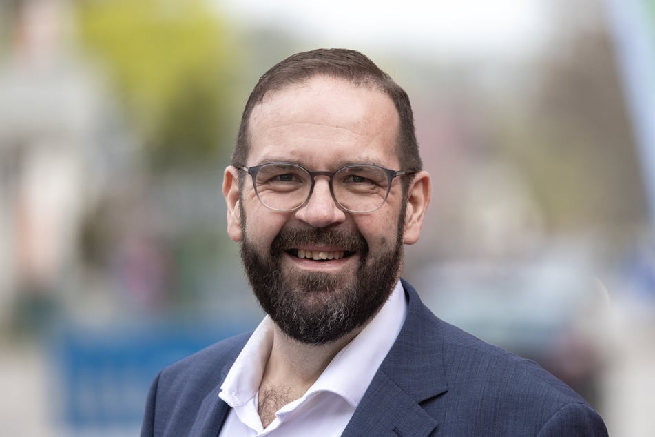 Brandenburgs neuer Sportminister Gordon Hoffmann wird heute Cottbus im letzten Heimspiel die Daumen drücken.