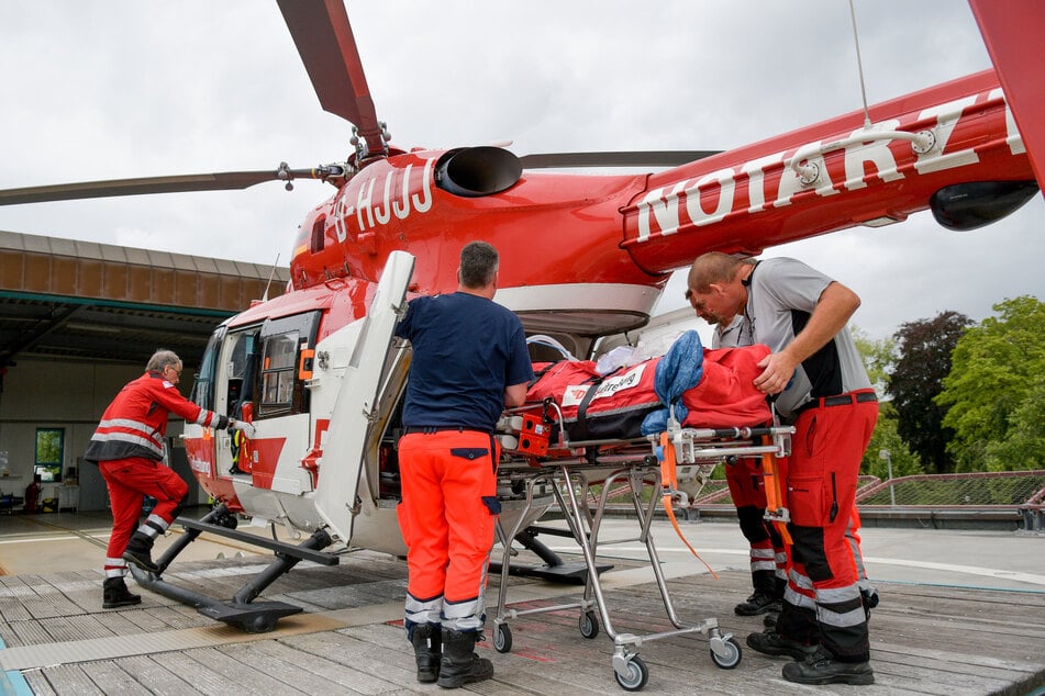 Mit einem Rettungshubschrauber konnte der Mann schnell in eine Klinik gebracht werden. (Symbolbild)