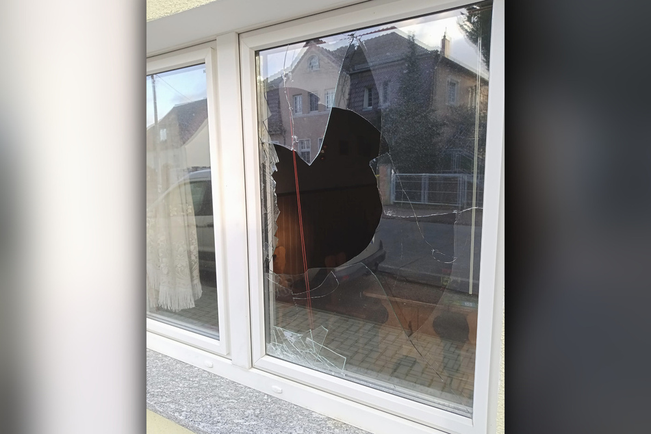 Die Täter schlugen das Fenster des Gerätehauses ein.