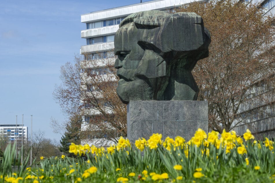 Rund um das Karl-Marx-Monument entsteht ein Lichterlabyrinth.