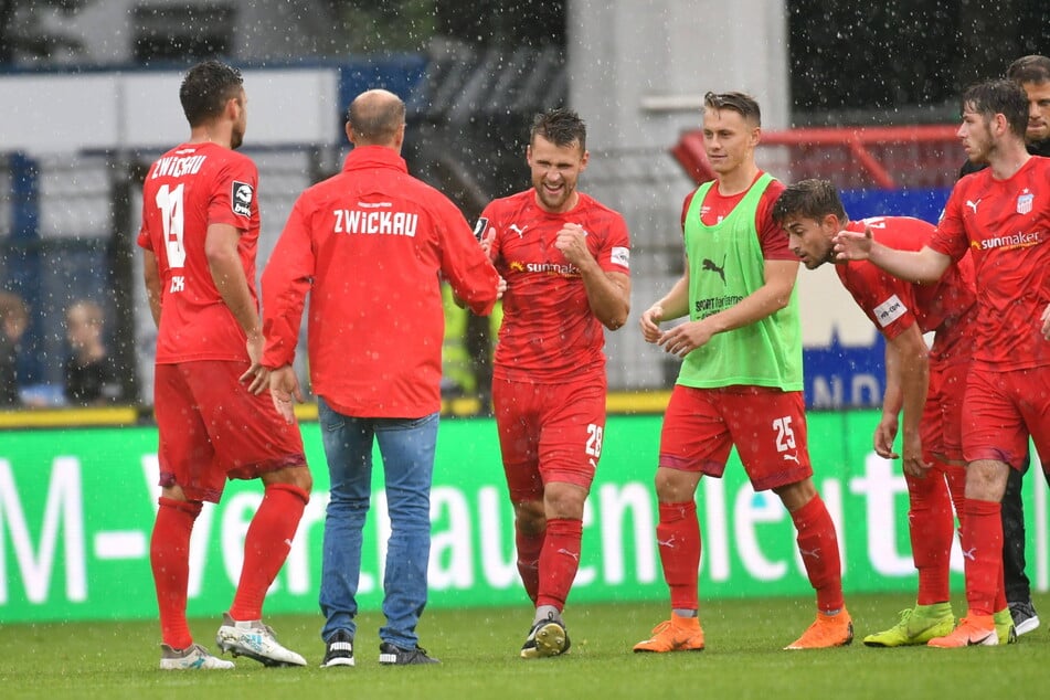 Da war die Welt zwischen beiden noch in Ordnung: Nils Miatke (3.v.l.) jubelt zusammen mit Joe Enochs nach dem 2019er-Sieg in Meppen.