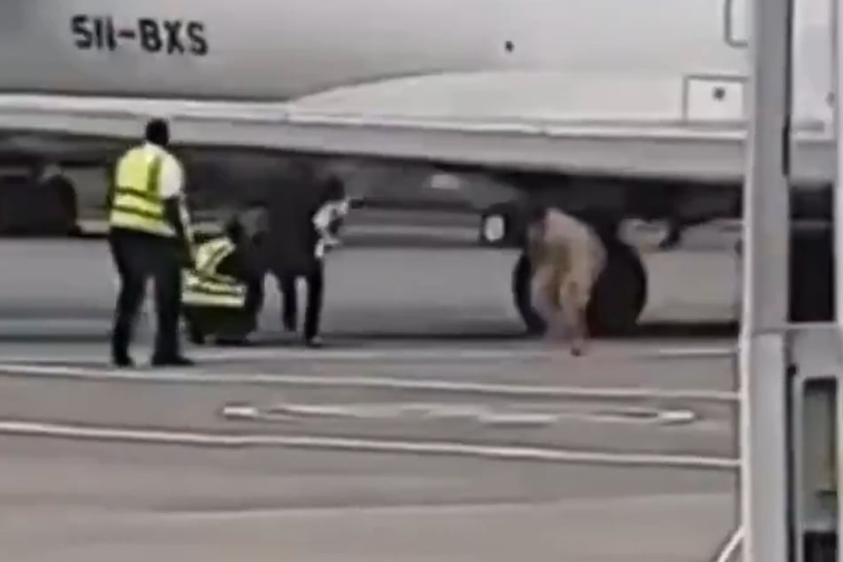 Cuando el avión despegó repentinamente a gran velocidad, el cantante tuvo que ponerse a salvo.