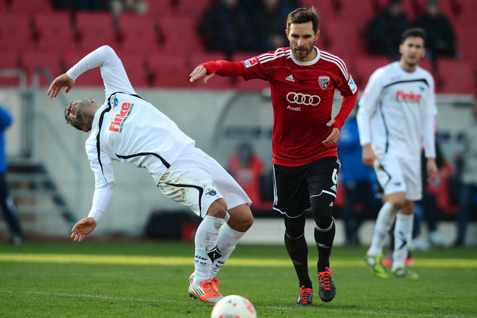 Immer wieder brechen Spieler wie vom Blitz getroffen zusammen und winden sich schmerzverzerrt auf dem Boden um eine Tätlichkeit oder ein besonders hartes Foul vorzutäuschen. (Symbolfoto)