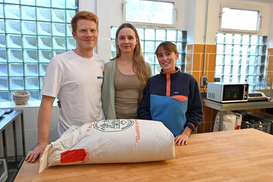 Die Brote werden in der etwa einen Kilometer entfernten Backstube von Alice (r.) gebacken und dann frisch in den Laden gebracht.