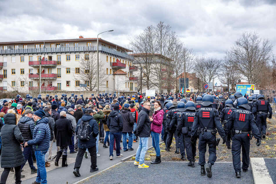 Am 13. März demonstrierten Hunderte "Querdenker" in Dresden, wie hier auf der Magdeburger Straße zu sehen ist. Solche Szenen sollen vermieden werden. (Archivbild)