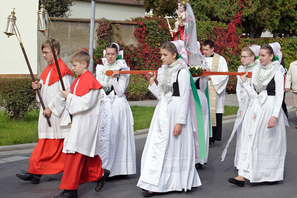 Auf einer Prozession durch Wittichenau tragen Druschki eine Marienstatue.