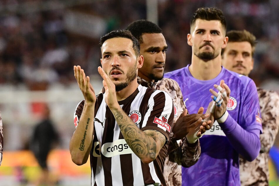 Während Torwart Nikola Vasilj (r) sein siebtes Derby für den FC St. Pauli steht, erlebt Neuzugang Mathias Pereira Lage (l) das Duell gegen den HSV zum ersten Mal.