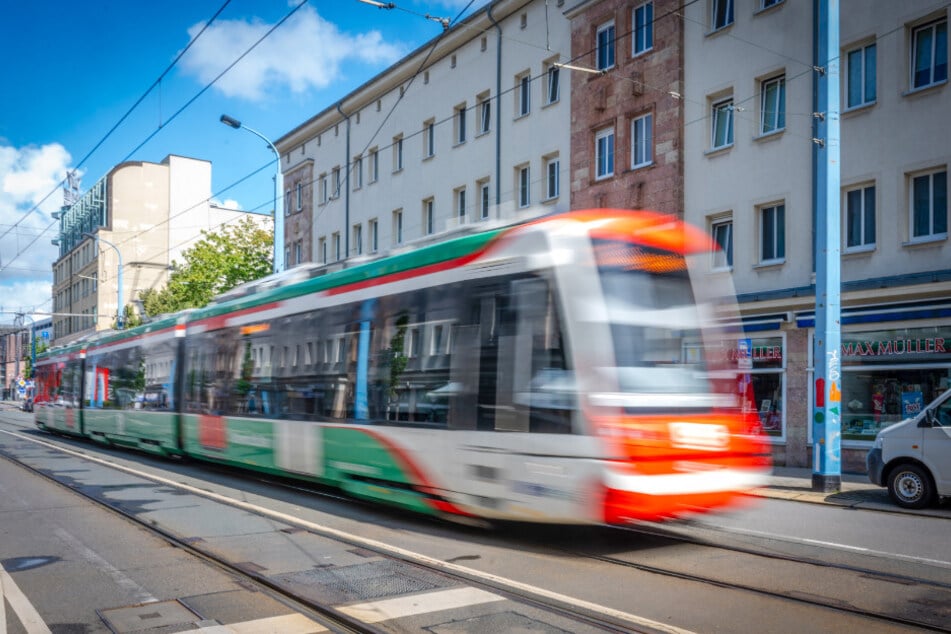 Eine Citylink-Bahn des VMS fährt stadteinwärts auf der Reitbahnstraße. Sind manche Straßenbahnfahrer hier zu schnell unterwegs?