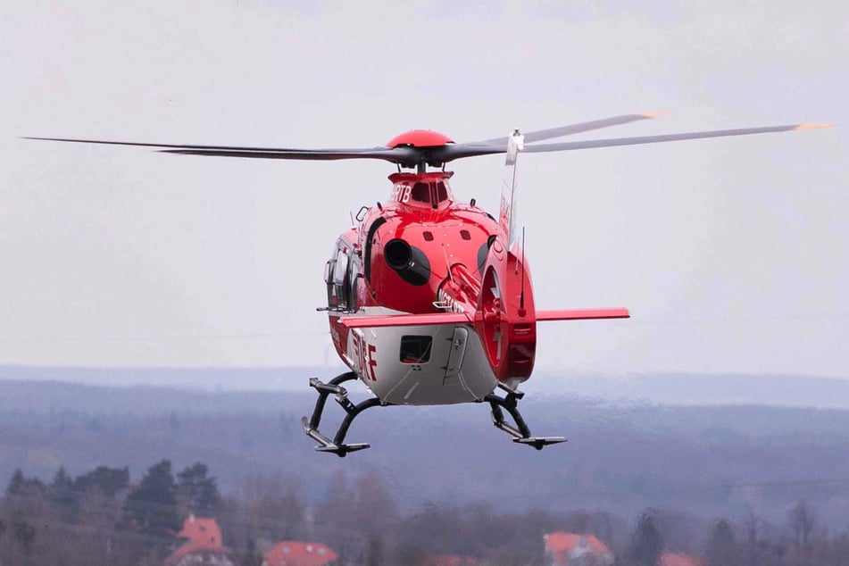 Beim Eintreffen der Polizei hat sich der schwer verletzte Fahrer bereits in einem Rettungshubschrauber befunden. (Symbolfoto)