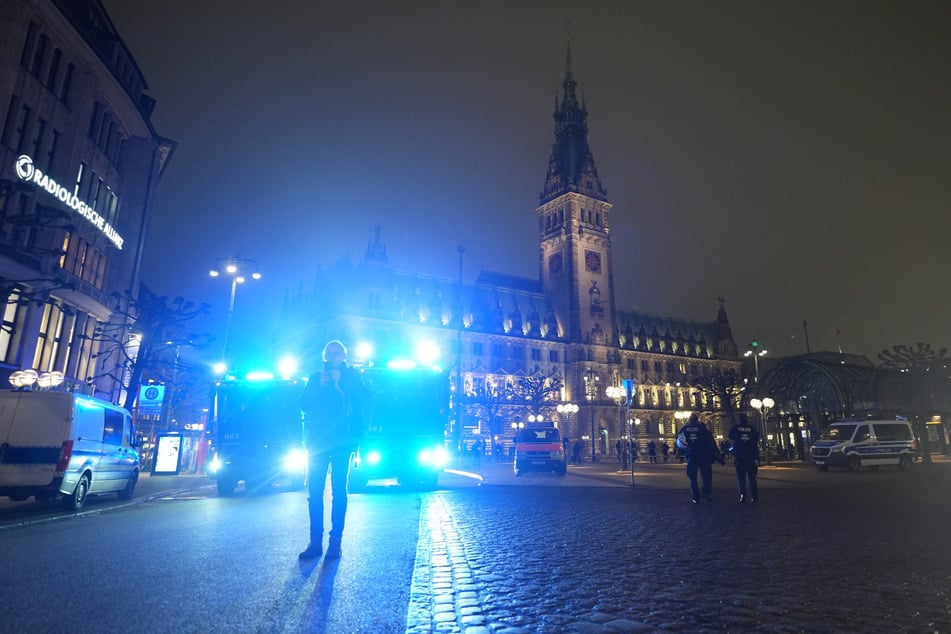 Direkt auf dem Rathausplatz stehen mindestens zwei Wasserwerfer der Polizei.