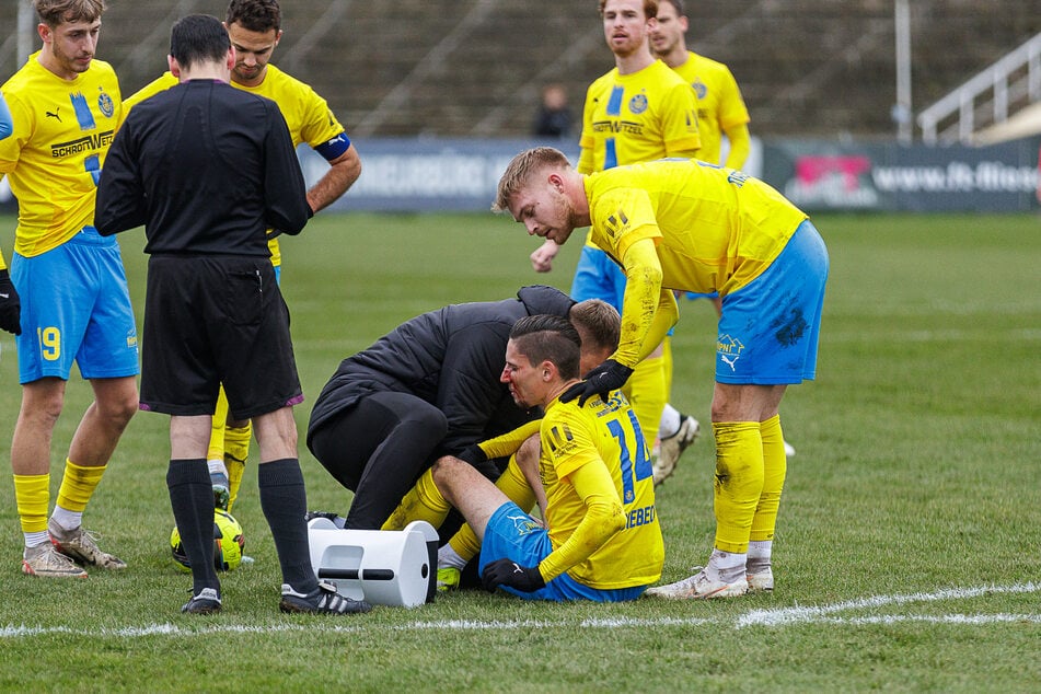 Lok Leipzigs Alexander Siebeck (31) musste nach dem bösen Foul lange behandelt werden, wurde schließlich ausgewechselt.