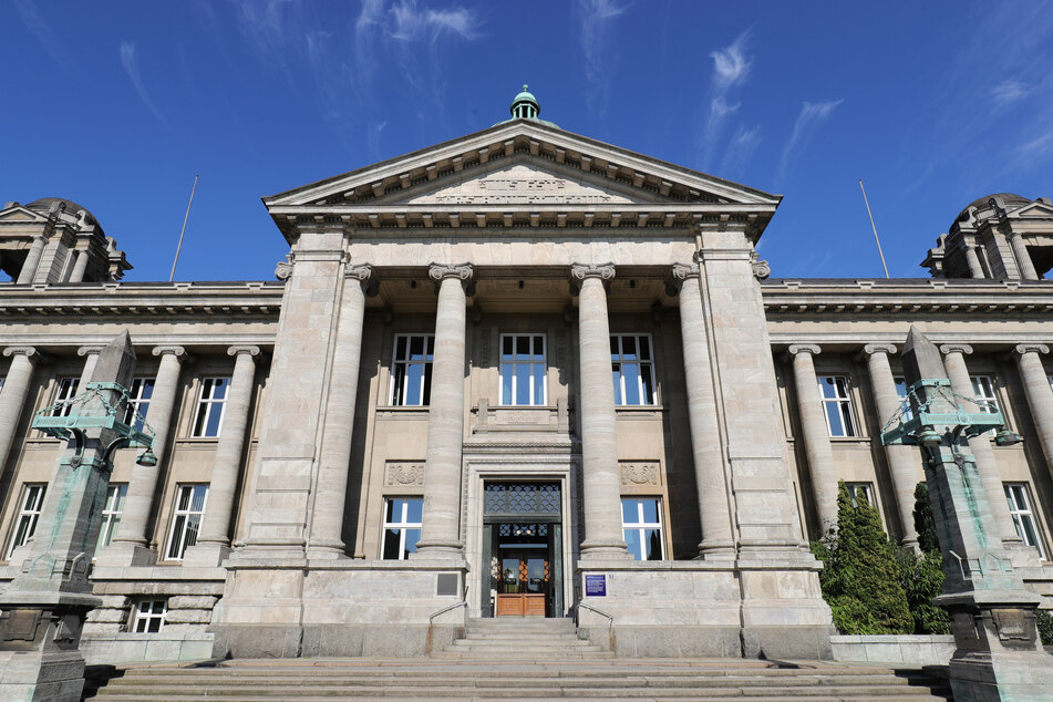 Der Prozess findet vor dem Hanseatischen Oberlandesgericht in Hamburg statt.
