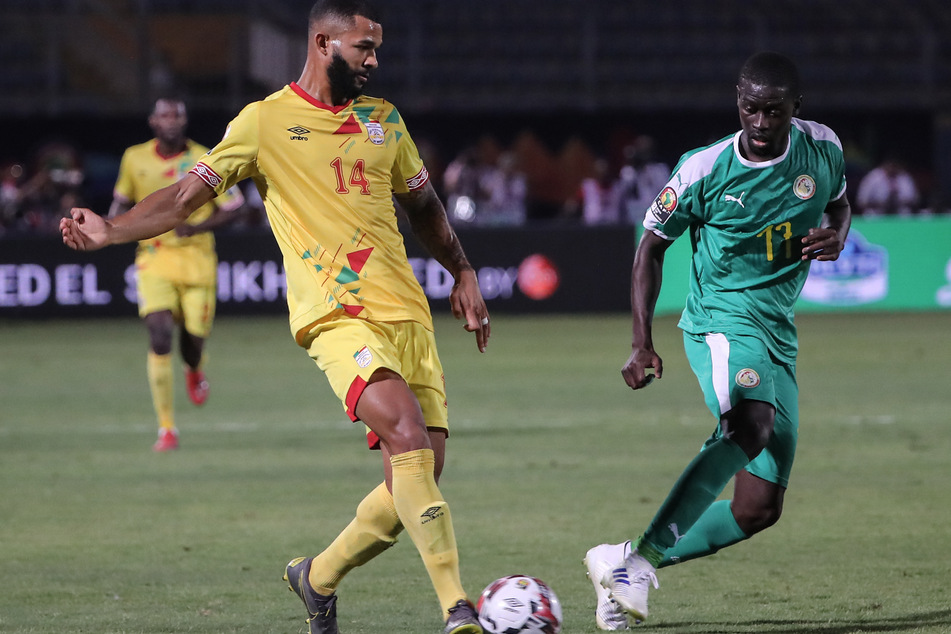 Cebio Soukou (30, l.) debütierte 2019 für das Nationalteam Benins und kickte in Deutschland für Sandhausen, Bielefeld, Rostock und Aue.