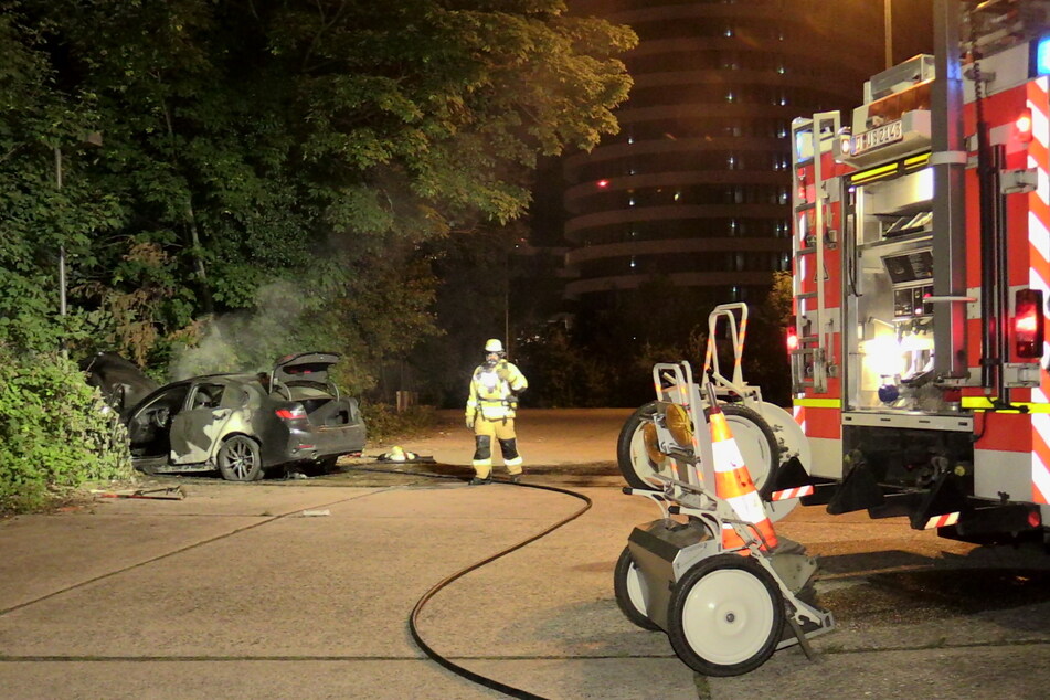 Das Auto erlitt einen erheblichen Schaden. Der Brand musste durch die Feuerwehr gelöscht werden.