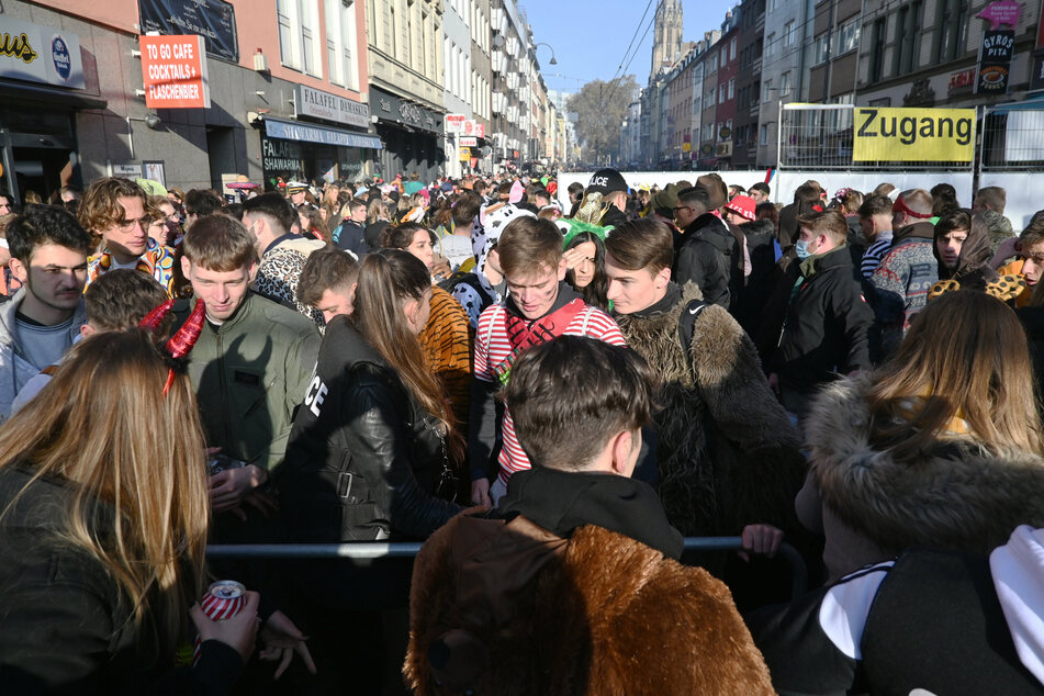 Zum Karnevalsauftakt waren im Zülpicher Viertel in Köln etliche junge Menschen zusammengekommen, um zu feiern.