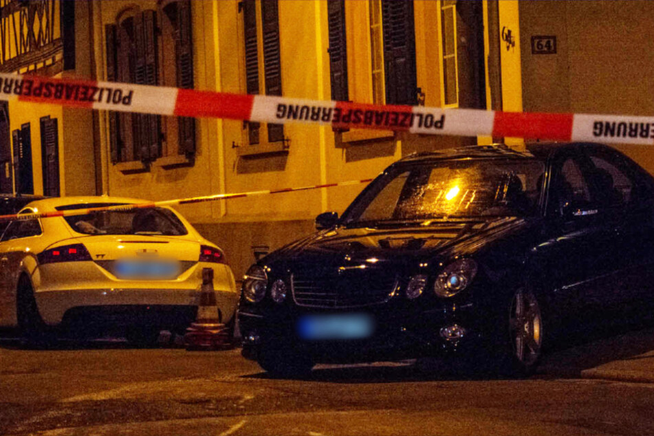 Das Foto zeigt einen schwarzen Wagen, auf den offenbar geschossen wurde.