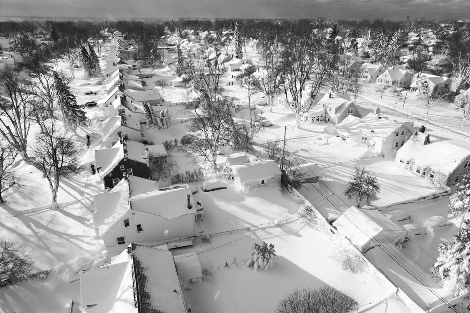 Schnee bedeckt eine Nachbarschaft in Cheektowaga. Millionen Menschen in den USA versuchen derzeit, den tiefen Frost und eisigen Sturm zu überstehen.