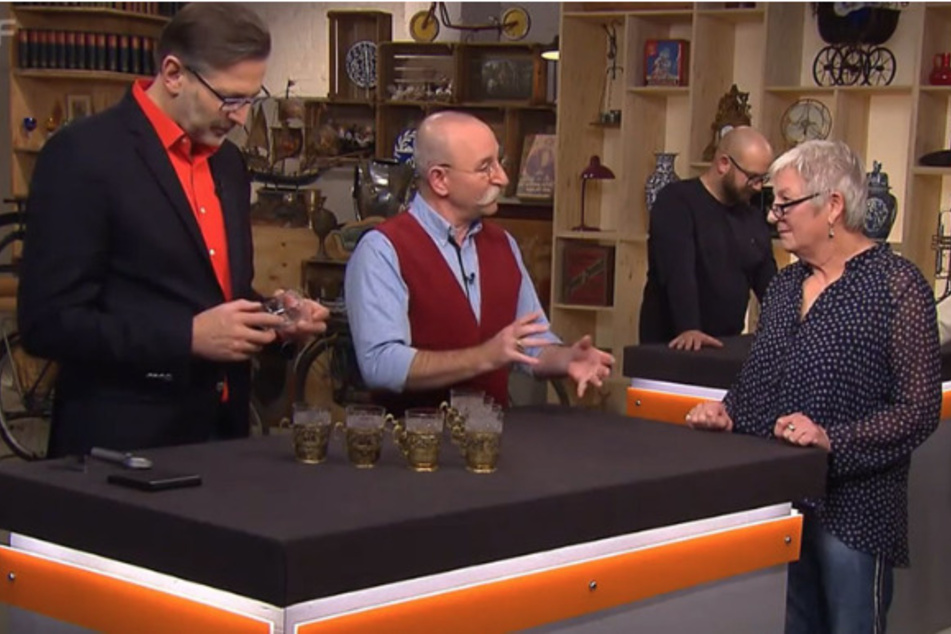 Mechthild Göbel-Heinz (67) aus Siegen möchte bei "Bares für Rares" ein achtteiliges Gläser-Set verkaufen.
