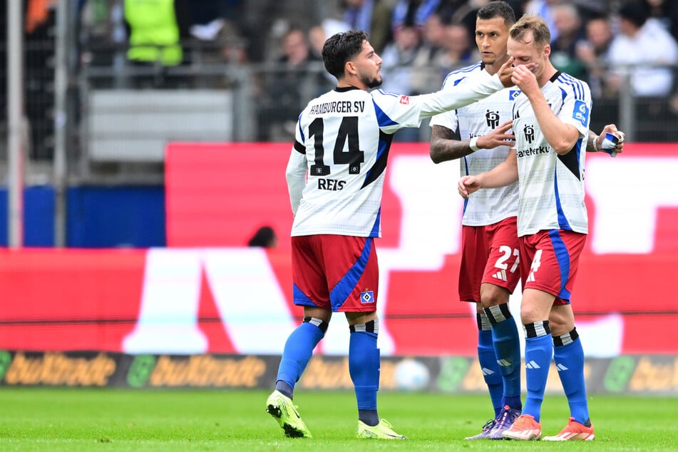 HSV-Kapitän Sebastian Schonlau (r.) wird nach seinem berechtigten Platzverweis von seinen Mitspielern getröstet.