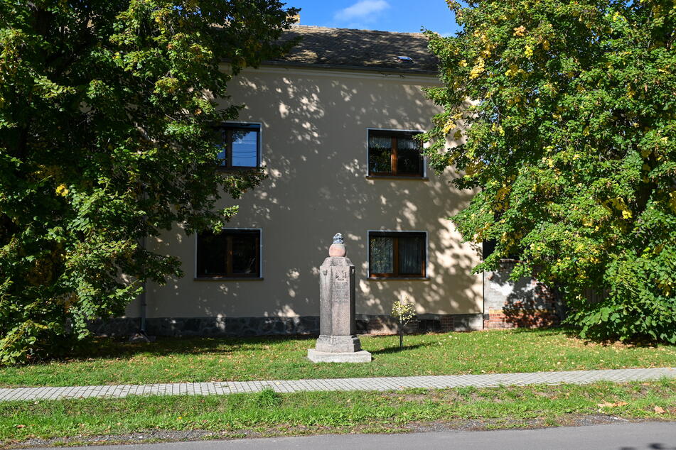 Zum ehrenden Gedenken an die aus dem Dorf bei Leipzig stammenden Gefallenen des Ersten Weltkriegs - dem Kriegerdenkmal in Albersdorf wurde der Adler geraubt.