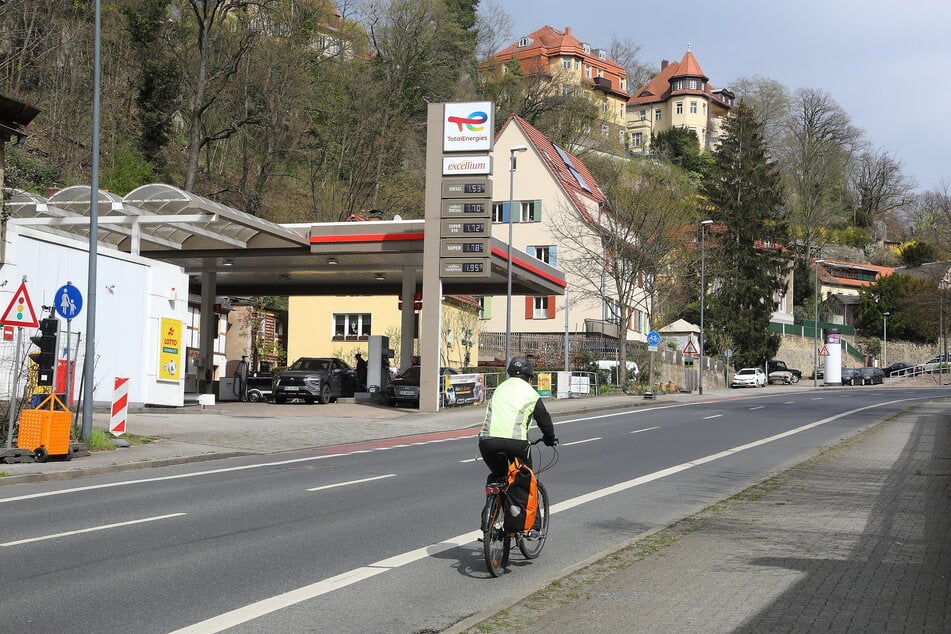 Auf Höhe der Tankstelle stürzte am Freitag ein Radfahrer (37). Er wurde schwer verletzt. (Archivbild)