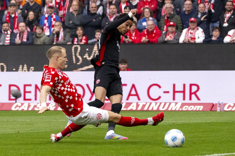 War erneut kaum zu verteidigen: Eintrachts Superstürmer Hugo Ekitiké (r.).