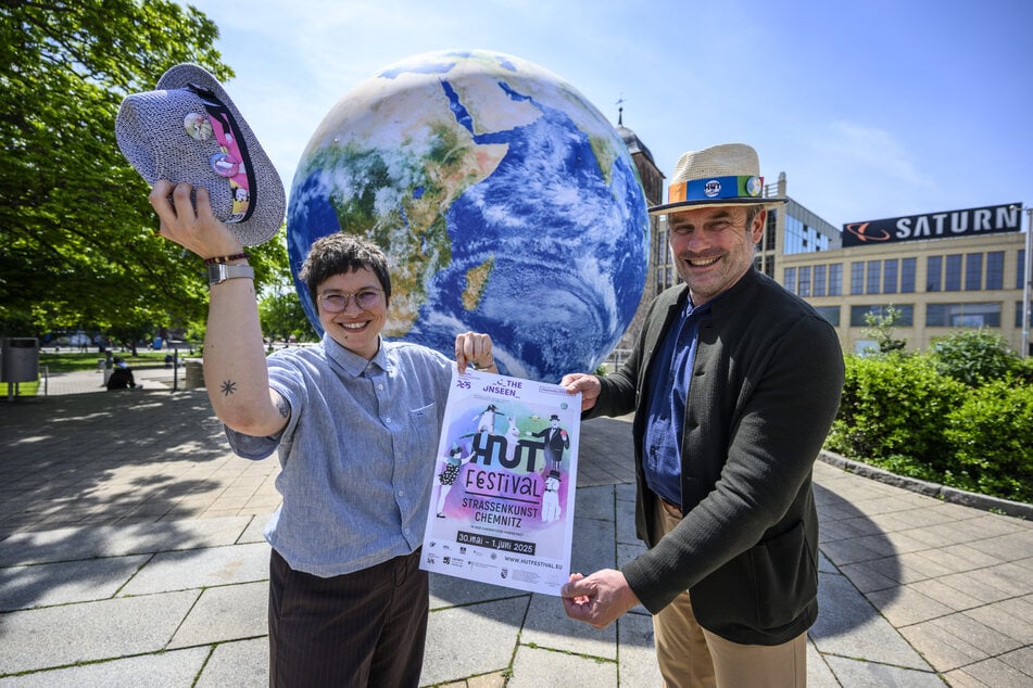 Dieses Jahr wird das Hutfestival galaktisch: Linda Lomozová vom "V.O.S.A. Theatre" und C³-Chef Ralf Schulze vor dem aufblasbaren Planeten Erde.
