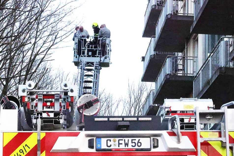 Die Feuerwehr evakuierte die Bewohner der Seniorenresidenz per Drehleiter.
