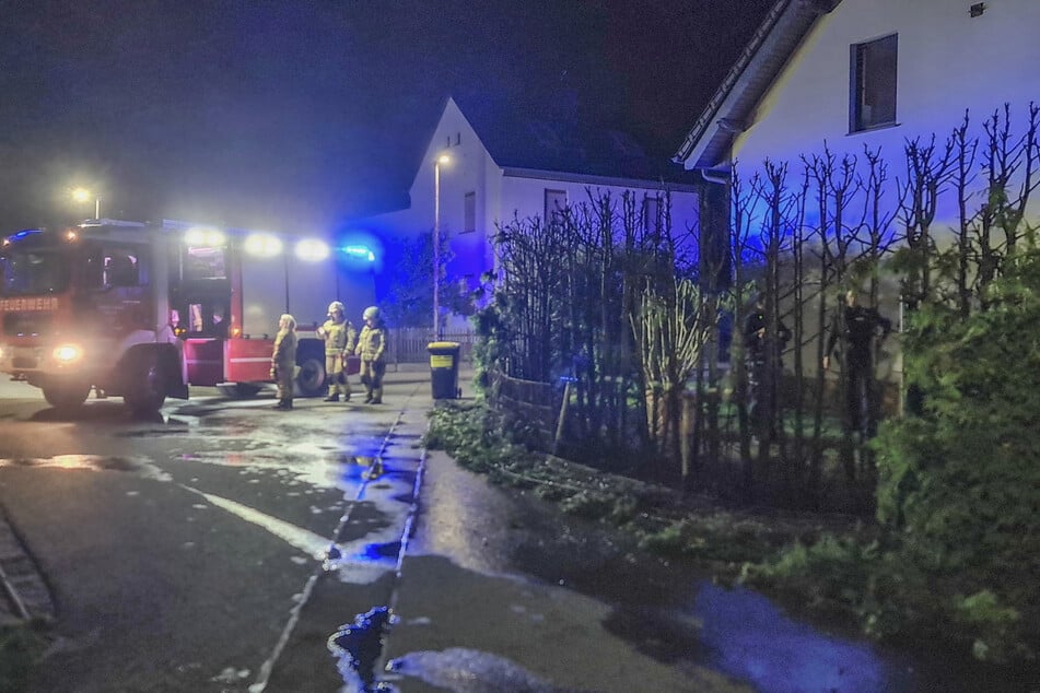 Leipzig: 30 Meter Hecke in Flammen: Feuerwehreinsatz in Nordsachsen
