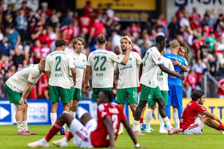 Hängende Köpfe und enttäuschte Cottbuser nach Abpfiff. Dieses Spiel hat Energie hergeschenkt.
