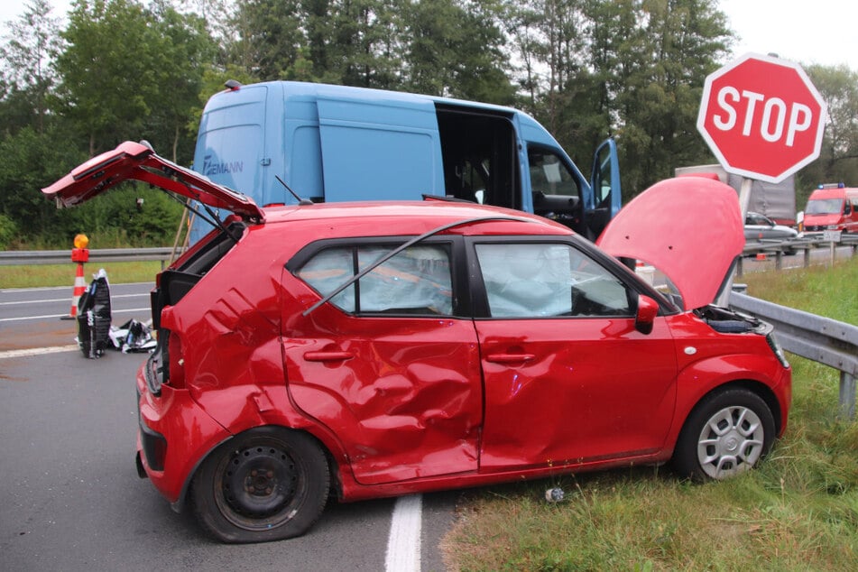 Nachdem er offenbar einen Geldtransporter an einer Kreuzung übersehen hatte, wurde ein Autofahrer schwer verletzt.