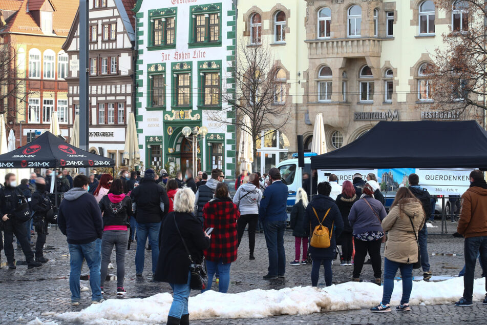 Teilnehmer einer Corona-Demonstration stehen auf dem Domplatz in Erfurt. Die Inzidenz in Thüringen ist am Wochenende gestiegen.
