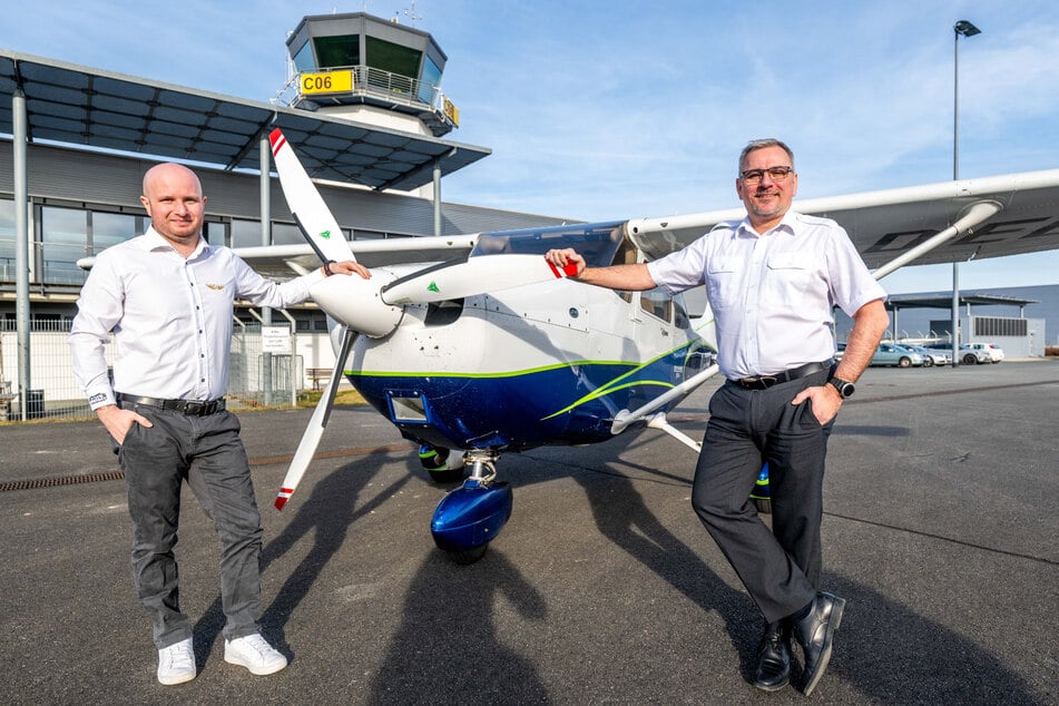 Die beiden Piloten Philipp Arnold (38, l.) und Roman Dotzauer (54, l.) stehen an der Cessna 172 S.