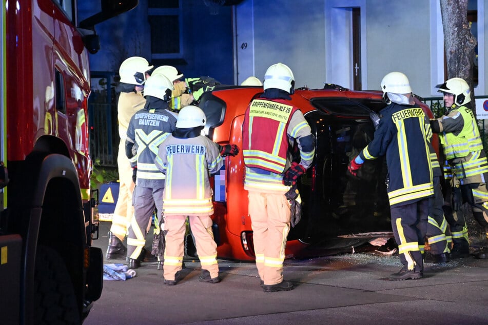 Die Wucht des Aufpralls ließ am Dienstagabend in Bautzen einen Citroën umkippen.