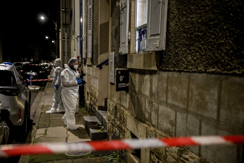 Erst nachdem die Sprengstoffexperten ihre Arbeit abgeschlossen haben, können die Beamten der Polizei mit den Ermittlungen beginnen.