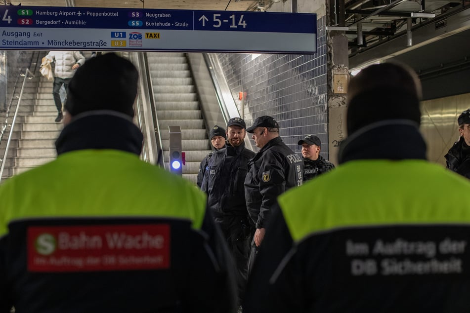 Hamburg: Großeinsatz am Hauptbahnhof: Polizei kontrolliert 557 Menschen auf der Suche nach Waffen