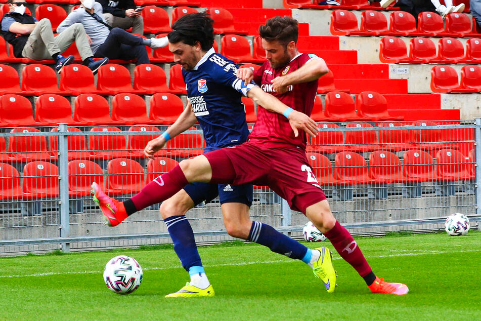 Hier ist Niklas Kreuzer (28, r.) im Zweikampf gegen Markus Schwabl (30) drin. Beim 0:1 konnte er ihn an dessen Flanke nicht hindern.