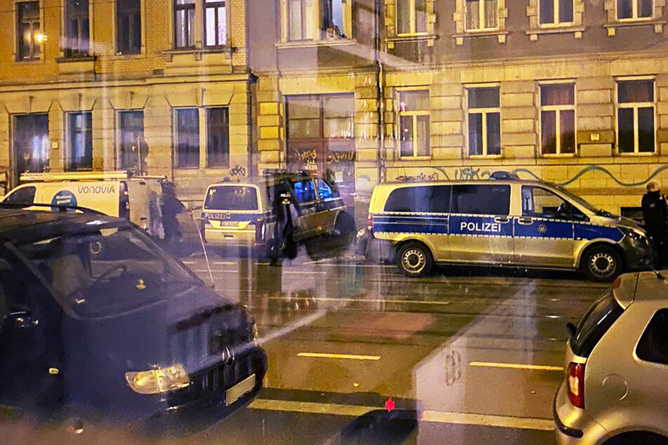 Polizisten schauten den sich einen Vonovia-Transporter ganz genau an. Das Fahrzeug sollte kurz zuvor angezündet werden.