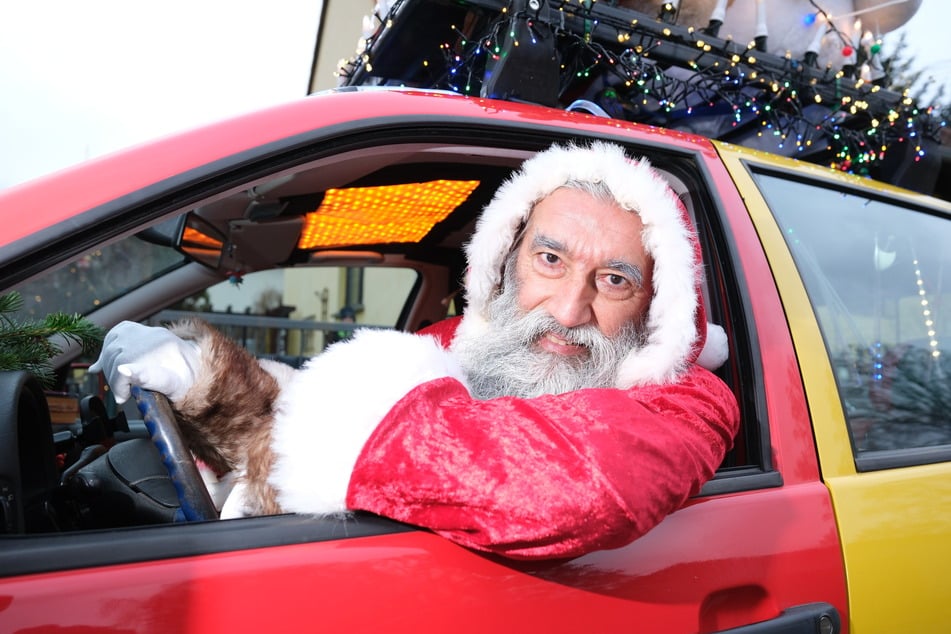 Mit seinem bunten Auto und Kostüm spielt André Adelinia wieder den Weihnachtsmann und beschenkt Kinder.