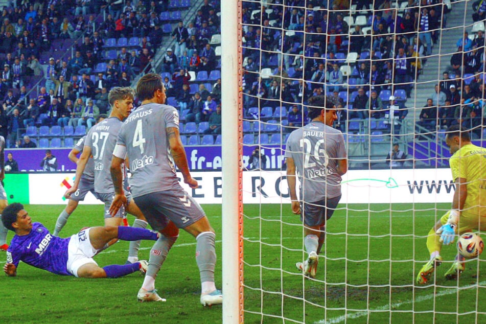 Jonah Fabisch (24, am Boden) bei seinem Ausgleich zum 3:3. Er tunnelte aus Nahdistanz Jahn-Keeper Felix Gebhardt (23).