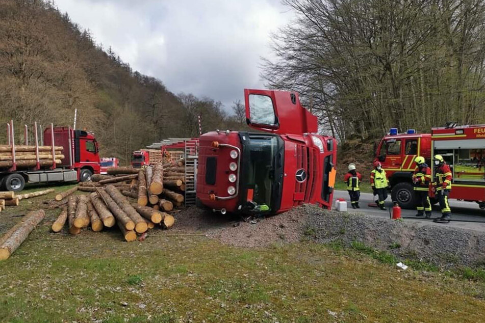 In Ilfeld im Landkreis Nordhausen ist am Montagmorgen ein Holzlaster umgekippt. (Symbolbild)