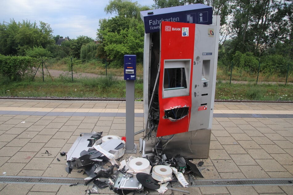 Diesen Fahrkartenautomaten haben Unbekannte in der Nacht zu Donnerstag gesprengt. Die Kriminalpolizei ermittelt.